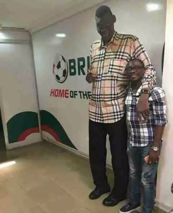 Comedian Julius Agwu Pictured With Tallest Man In Nigeria